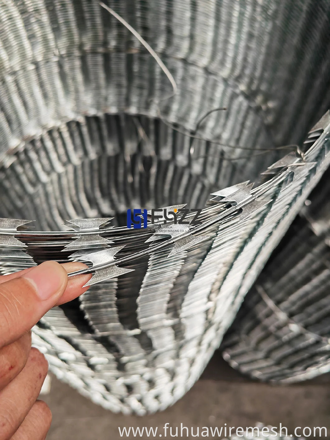 Bto-22 Hot Dipped Galvanized Razor Barbed Wire in 430mm/450mm Diameter with 180 Loops (90 Clips× 5 Line Clips)